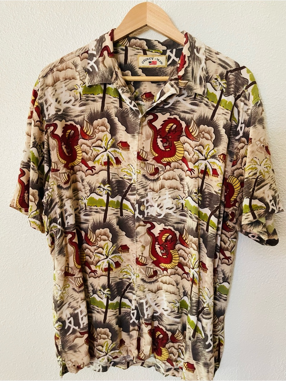 Casual Red Dragon Print Short Sleeve Button-Down Shirt Size Medium